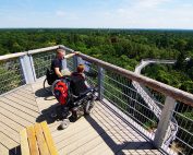 ©Baum&Zeit Baumkronenpfad Beelitz-Heilstätten Besucher barriefreie Aussichtsplattform Blick über Waldpark und Pfad