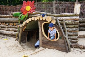 ©Baum&Zeit Baumkronenpfad Beelitz-Heilstätten Spielplatz Holzhöhle