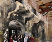 ©Baum&Zeit Baumkronenpfad Beelitz-Heilstätten Ruine Alpenhaus Speisesaal Gruppe im Winter