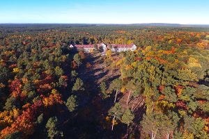 ©Baum&Zeit Baumkronenpfad Beelitz-Heilstätten Luftaufnahme Chirurgiegebäude mit Waldpark