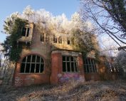 ©Baum&Zeit Baumkronenpfad Beelitz-Heilstätten Ruine Alpenhaus mit Dachwald im Winter