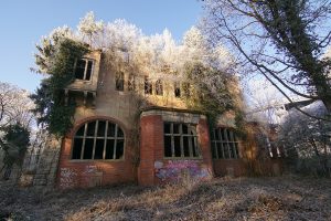 ©Baum&Zeit Baumkronenpfad Beelitz-Heilstätten Ruine Alpenhaus mit Dachwald im Winter