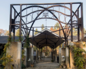 ©Baum&Zeit Baumkronenpfad Beelitz-Heilstätten historischer Wandelgang und Liegehalle - heute Ein-& Ausgang Erlebnisareal