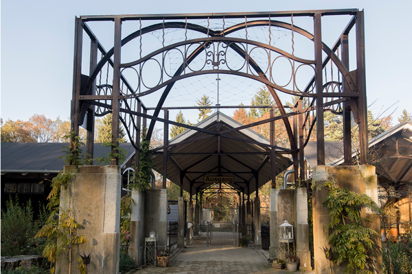 ©Baum&Zeit Baumkronenpfad Beelitz-Heilstätten historischer Wandelgang und Liegehalle - heute Ein-& Ausgang Erlebnisareal